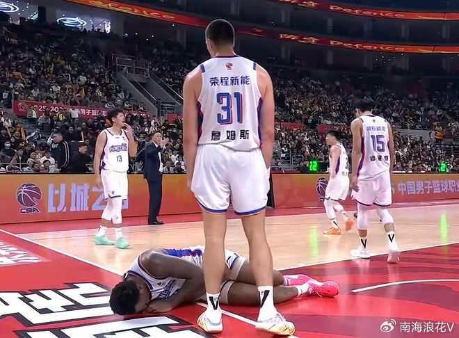 开云下载-突发！广东队2米11中锋，意外受到重伤，被队友搀扶下场,令人担忧|焦泊乔|天津队|潜力赛|广东男篮|比赛_新浪体育_新浪新闻