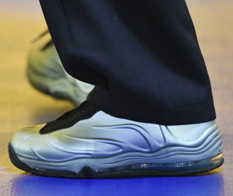 kaiyun.com-致敬马刺名宿!库里今日入场上脚邓肯经典Nike“钢铁”球鞋