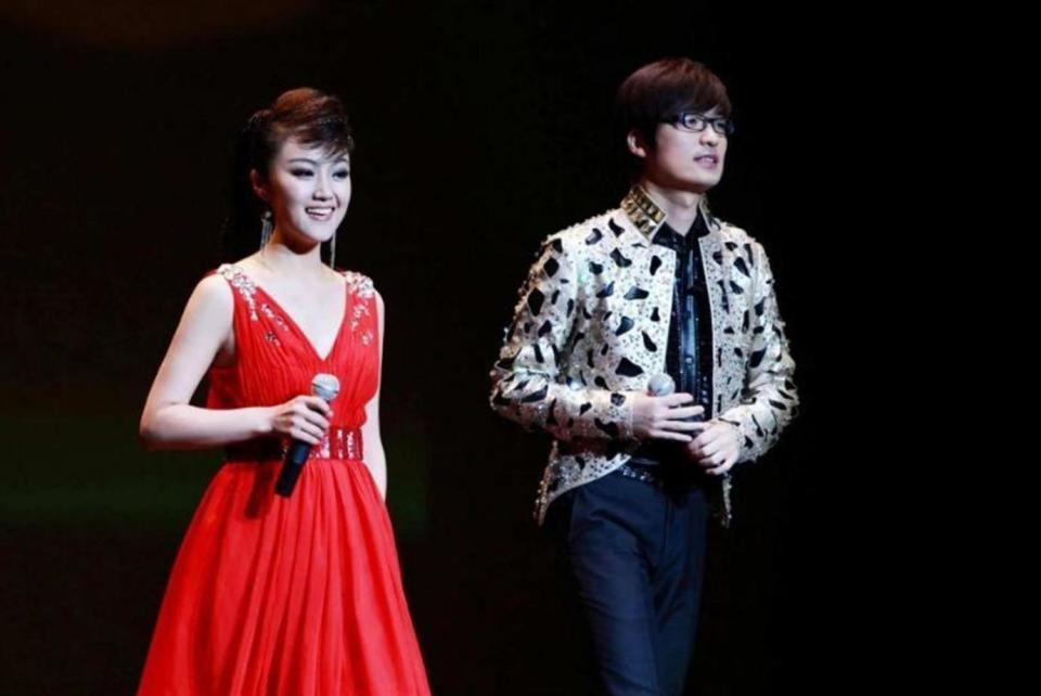 开云APP-玖月奇迹离婚7年，王小玮近况曝光，43岁无婚无育，发福显老