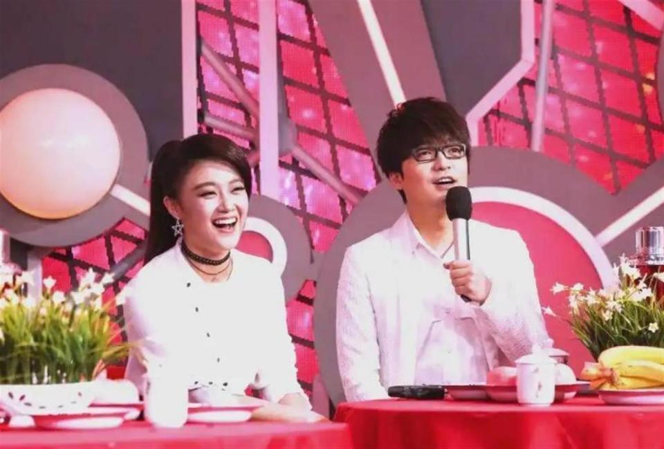开云APP-玖月奇迹离婚7年，王小玮近况曝光，43岁无婚无育，发福显老