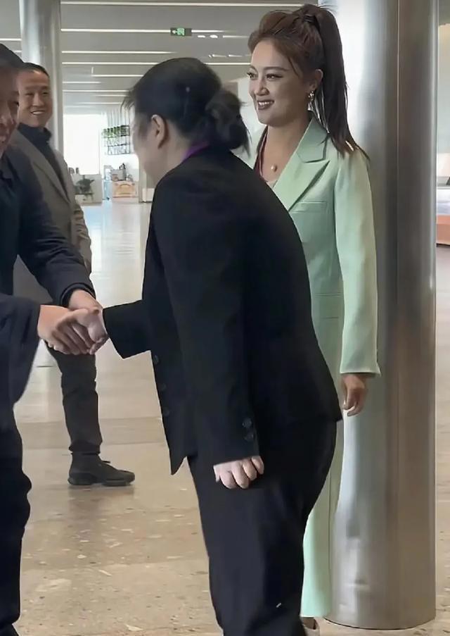 开云APP-玖月奇迹离婚7年，王小玮近况曝光，43岁无婚无育，发福显老