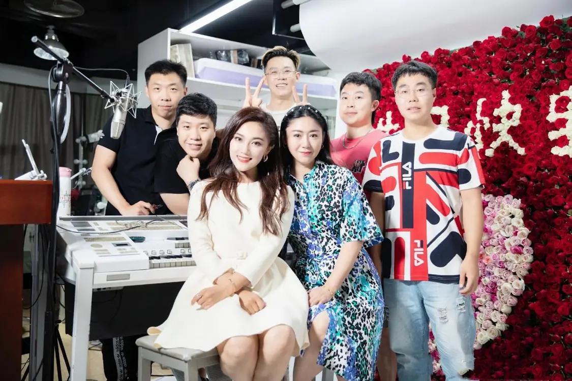 开云APP-玖月奇迹离婚7年，王小玮近况曝光，43岁无婚无育，发福显老