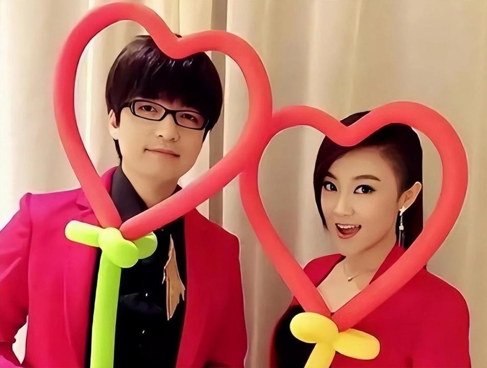 开云APP-玖月奇迹离婚7年，王小玮近况曝光，43岁无婚无育，发福显老